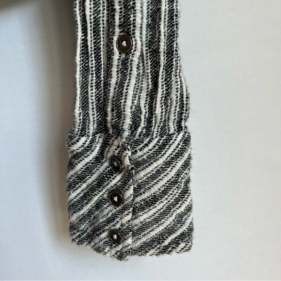 Free People Lust For Life Crop Top Sz S Twist Front Stripe Black White EUC - Picture 15 of 16